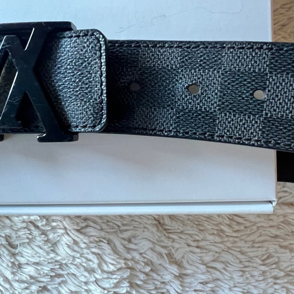 LOUIS VUITTON Damier Graphite 40mm LV initial buckle men’s belt, size 40 - Picture 8 of 9